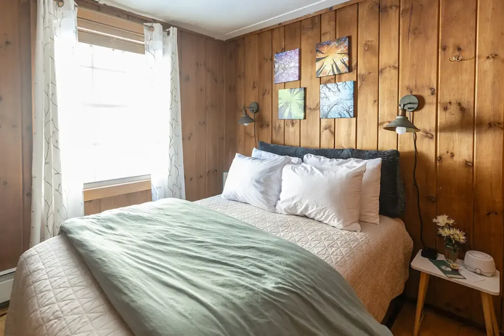 Cedar Double Bed Cozy Room with Bath in Stowe Vermont