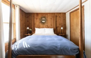 Willow Standard Queen Room with Four-Poster Bed Stowe Vermont